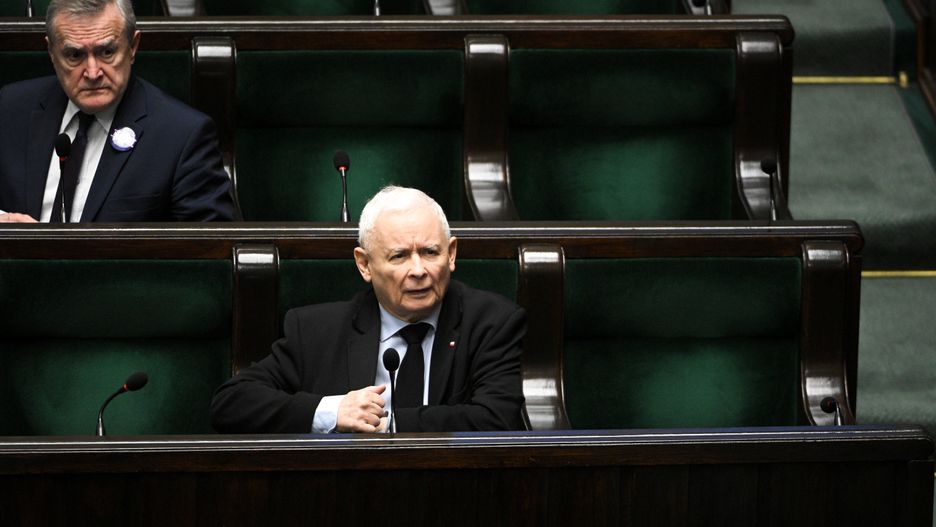 Warszawa, 21.05.2025. Prezes PiS Jarosław Kaczyński (P) na sali plenarnej Sejmu w Warszawie w drugim dniu posiedzenia izby, 21 bm. Posłowie zajęli się m.in. poselskim projektem ustawy o Rzeczniku Rolników. (ad) PAP/Marcin Obara