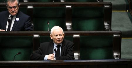 Czuwają przy Kaczyńskim. Boją się, że zostanie sprowokowany