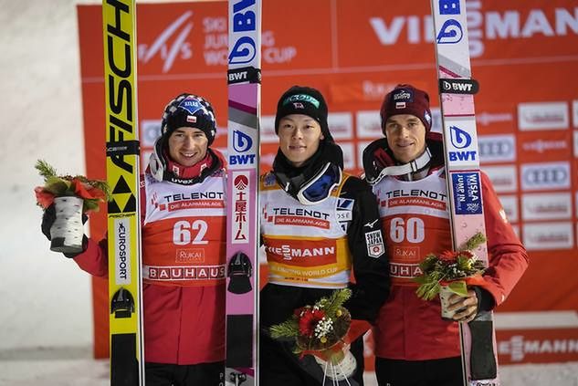 Od lewej Kamil Stoch, Ryoyu Kobayashi i Piotr Żyła, najlepsza trójka sobotniego konkursu PŚ w Kuusamo. Fot. Tomasz Markowski/newspix.pl