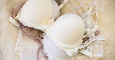 Bielizna z… niespodzianką. Zastąpi biżuterię, doda pazura