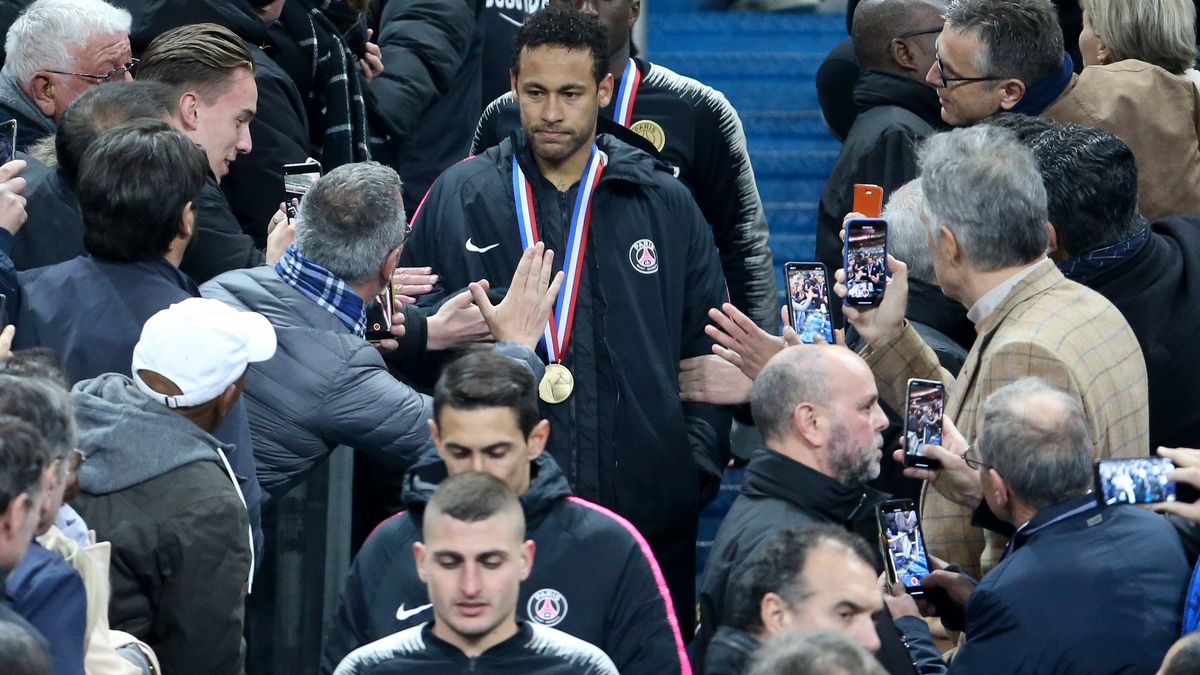 Neymar (w środku) po finale Pucharu Francji