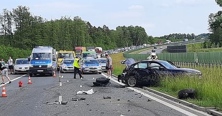 Rozpędzone auto wjechało w nieoznakowany radiowóz