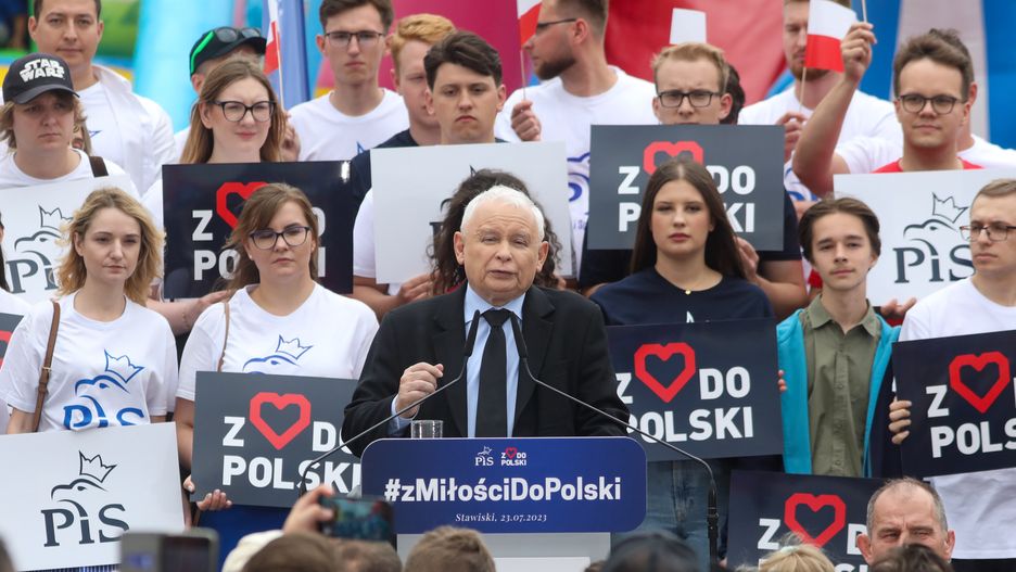 Stawiski, 23.07.2023. Prezes PiS Jarosław Kaczyński (C) podczas Pikniku Prawa i Sprawiedliwości w Stawiskach, 23 bm. (jm) PAP/Artur Reszko