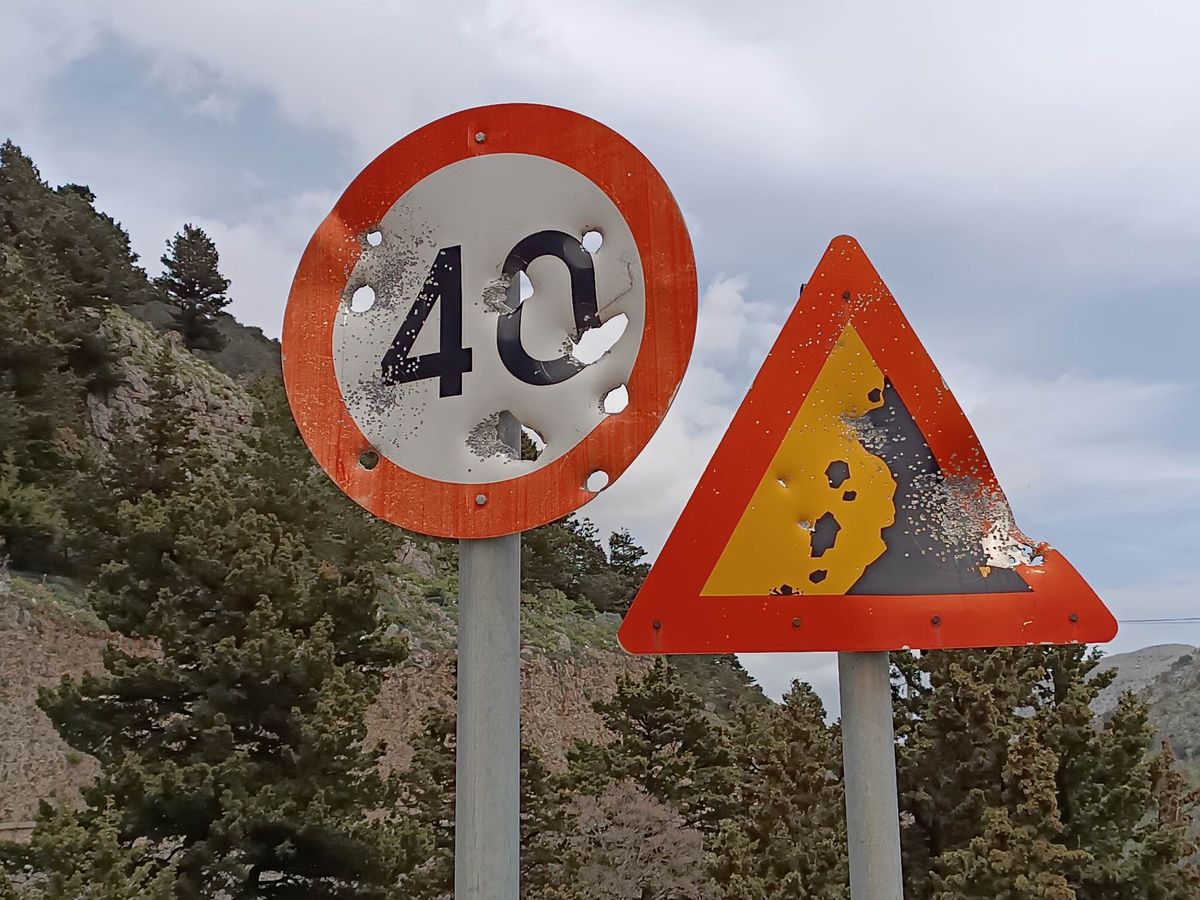 Podróżując górskimi drogami na Krecie można natknąć się na podziurawione znaki drogowe