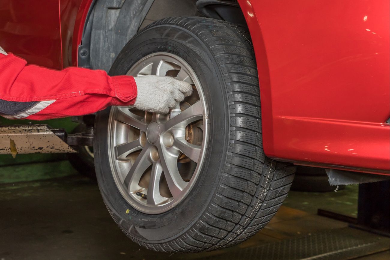 Kiedy wymienić opony na zimowe? Oto stawki u wulkanizatorów