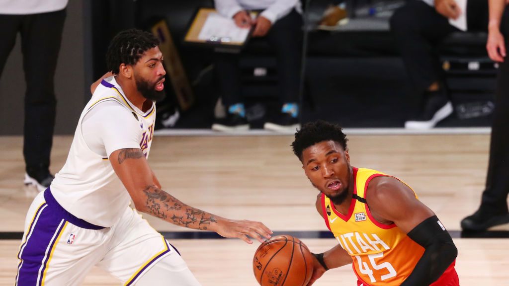 Getty Images / Kim Klement - Pool / Na zdjęciu:Anthony Davis (z lewej) i Donovan Mitchell