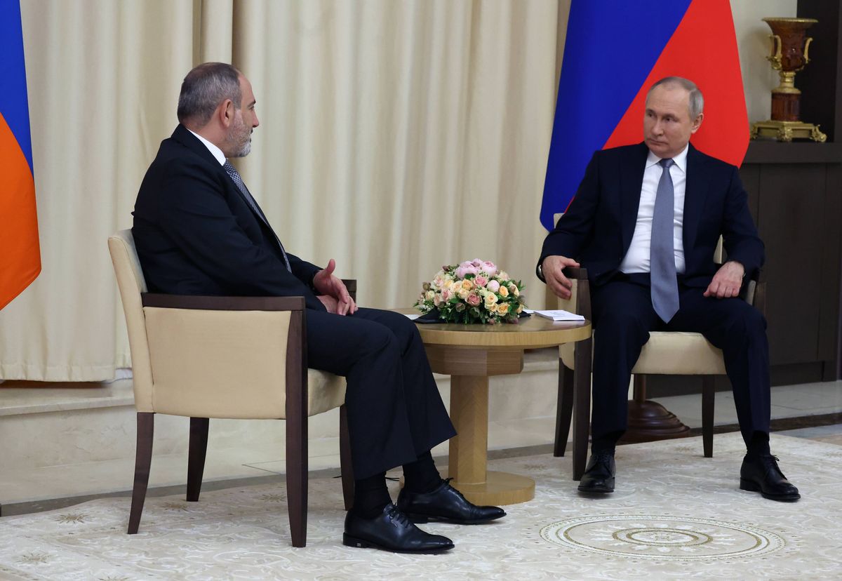 Premier Armenii Nikol Paszynian i Władimir Putin podczas spotkania w Moskwie w kwietniu 2022 r.