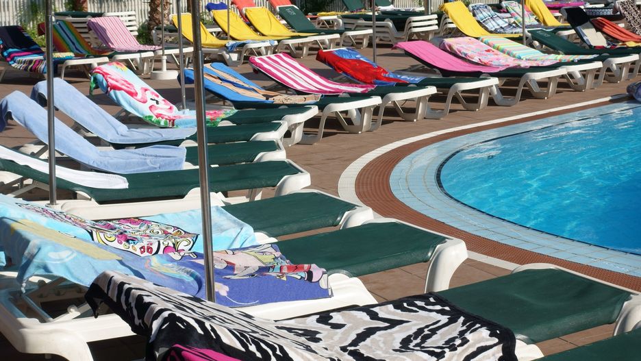 To często spotykany widok nad hotelowymi basenami 