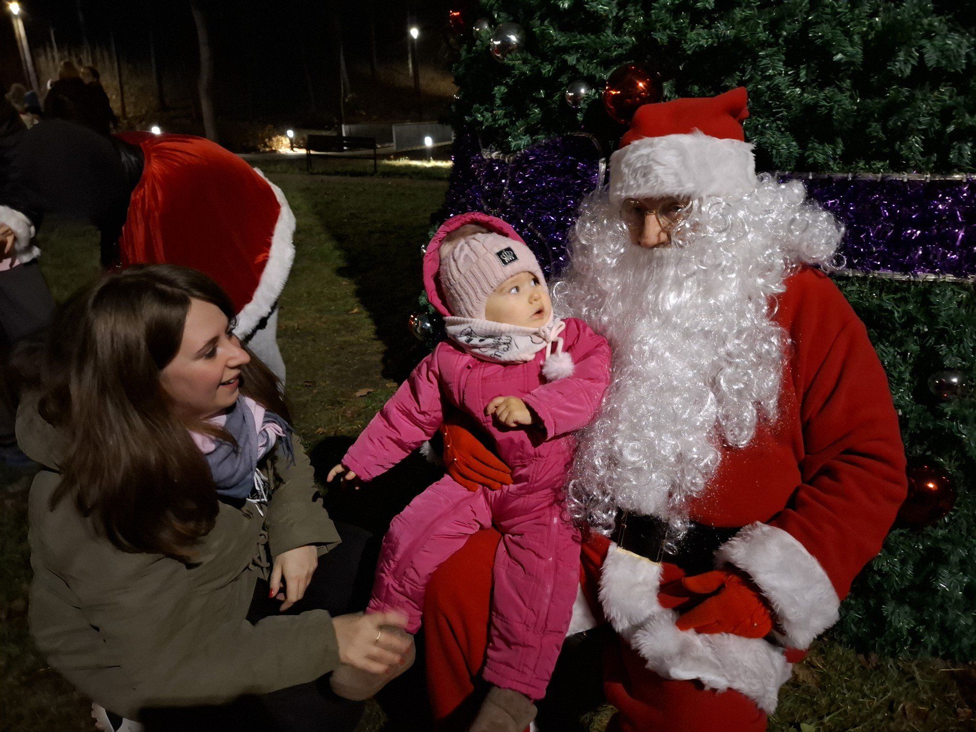 Jedne maluszki z ciekawością przyglądały się brodatemu nieznajomemu...