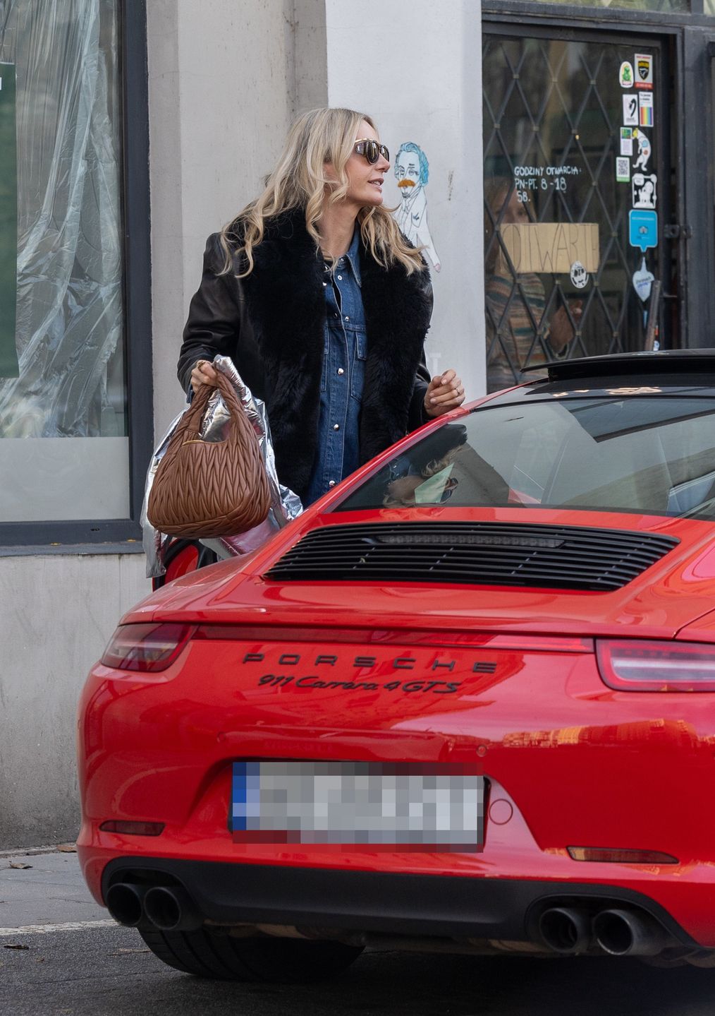 Agnieszka Woźniak-Starak z lubym wożą się porsche po mieście