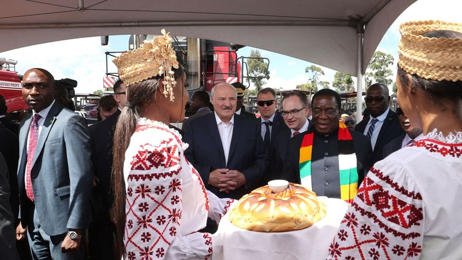 Alaksandr Łukaszenko i Emmerson Mnangagwa na uroczystości przekazania traktorów zimbabweńskim farmerom