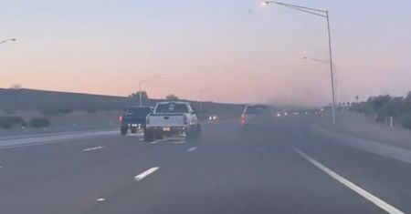 Diesle blokowały, a potem okopciły teslę na autostradzie w USA