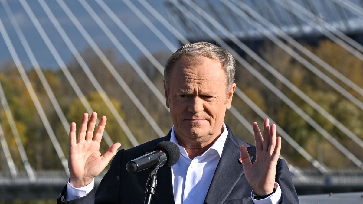 Warszawa, 26.10.2025. Premier Donald Tusk na konferencji prasowej w ramach debaty pt. "Demokracja równych szans. Rozmowy o wyzwaniach rozwojowych dla Polski", 26 bm. w Centrum Nauki Kopernik w Warszawie. Wydarzenie jest organizowane przez Instytut Obywatelski. (aldg) PAP/Radek Pietruszka