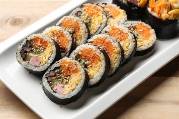 Zwijam jak sushi, ale nie dodaję ryby. Tak jedzą Koreańczycy