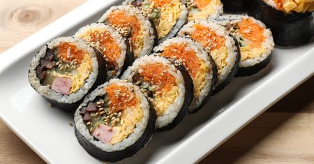 Zwijam jak sushi, ale nie dodaję ryby. Tak jedzą Koreańczycy