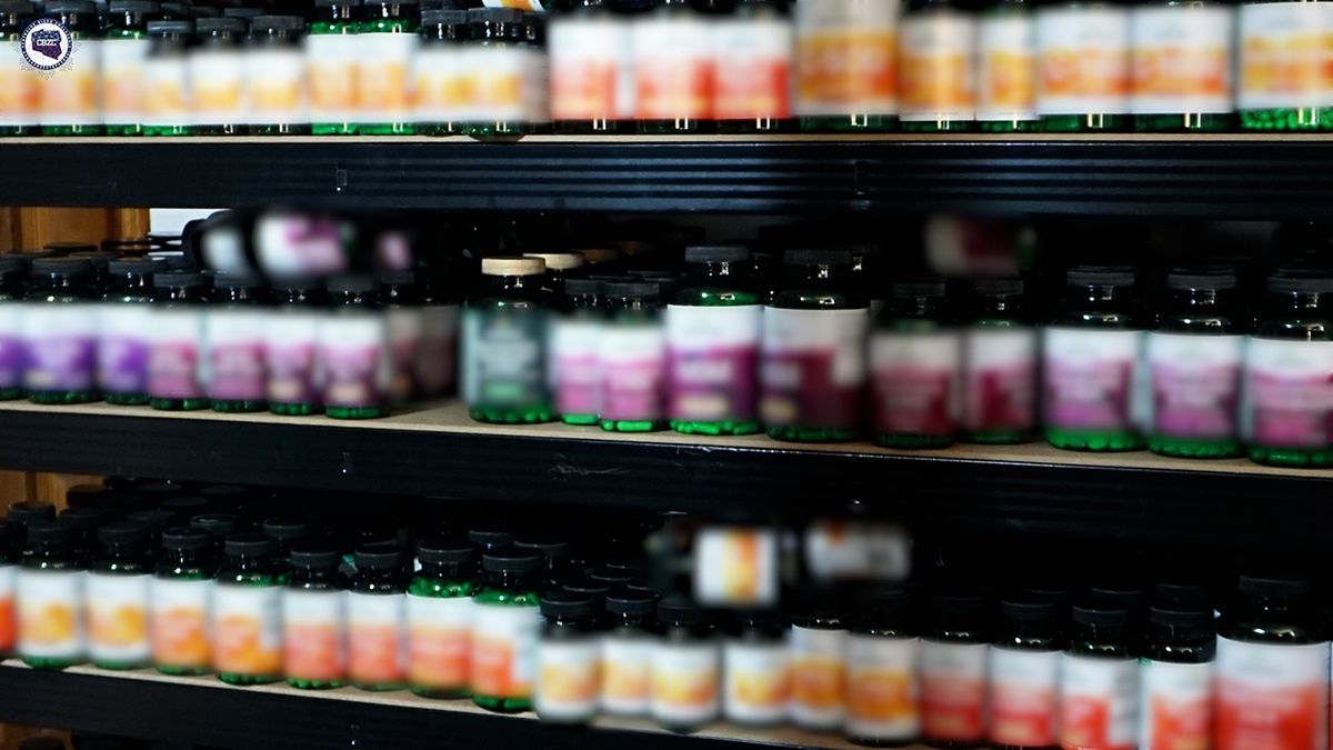 Fabryka fałszywych leków rozbita. Siedem osób zatrzymanych przez CBZC — grupa stworzyła własną "markę" sterydów i hormonów