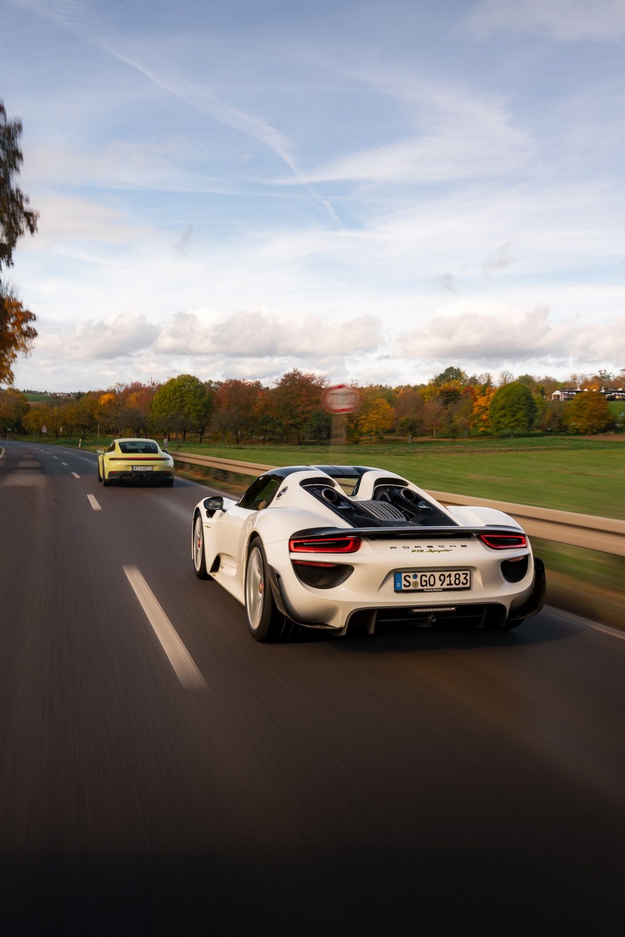 Porsche 918 Spyder vs Porsche 911 Carrera 4 GTS