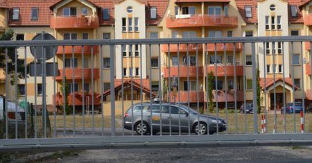 Parkowanie gości na zamkniętych osiedlach. Co na to prawo?