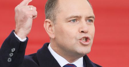 Celowo układa ręce "na gorylka". Ekspert wyjaśnił, co za tym stoi