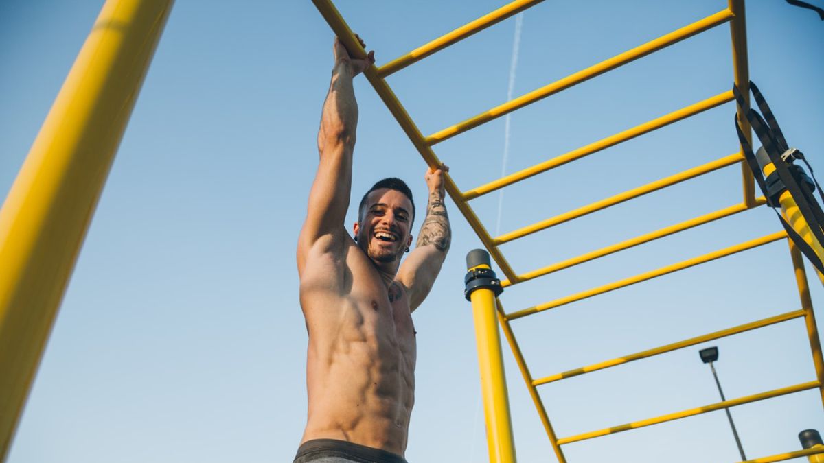 Kalistenika to dobre rozwiązanie dla osób, które chcą się wzmocnić, nie ćwicząc ze sprzętem i ciężarami.