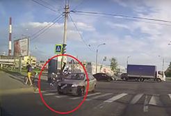 #dziejesiewmoto [344]: wypadek z rowerzystą, zwodniczy aquaplaning i lot przez rondo