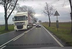 #dziejesiewmoto [336]: na czołówkę, bójka z rowerzystą i dezercja haubicy