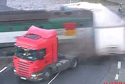 #dziejesiewmoto [235]: dwa wypadki z pociągami i samowystarczalny kierowca ciężarówki