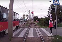 #dziejesiewmoto [191]: wpadła pod tramwaj, kierowca po narkotykach i nieudane wheelie