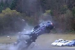 #dziejesiewmoto [156]: crash test przy 200 km/h, szaleniec na drodze i niski most