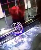 #dziejesiewmoto [214]: wciągnięty przez myjnię, parkowanie na klombie i koniec samochodu