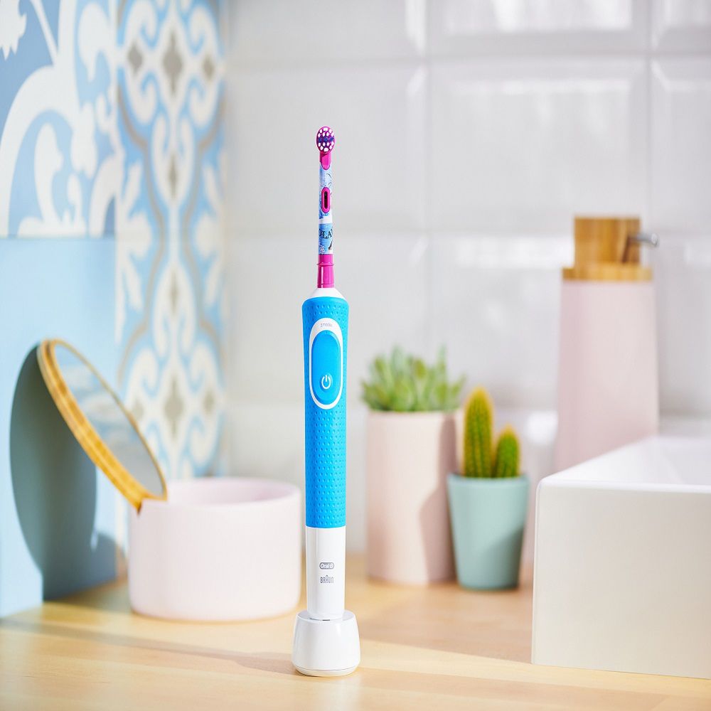  Szczoteczka elektryczna do zębów dla dzieci z bohaterami z bajek od Oral-B Materiał partnera