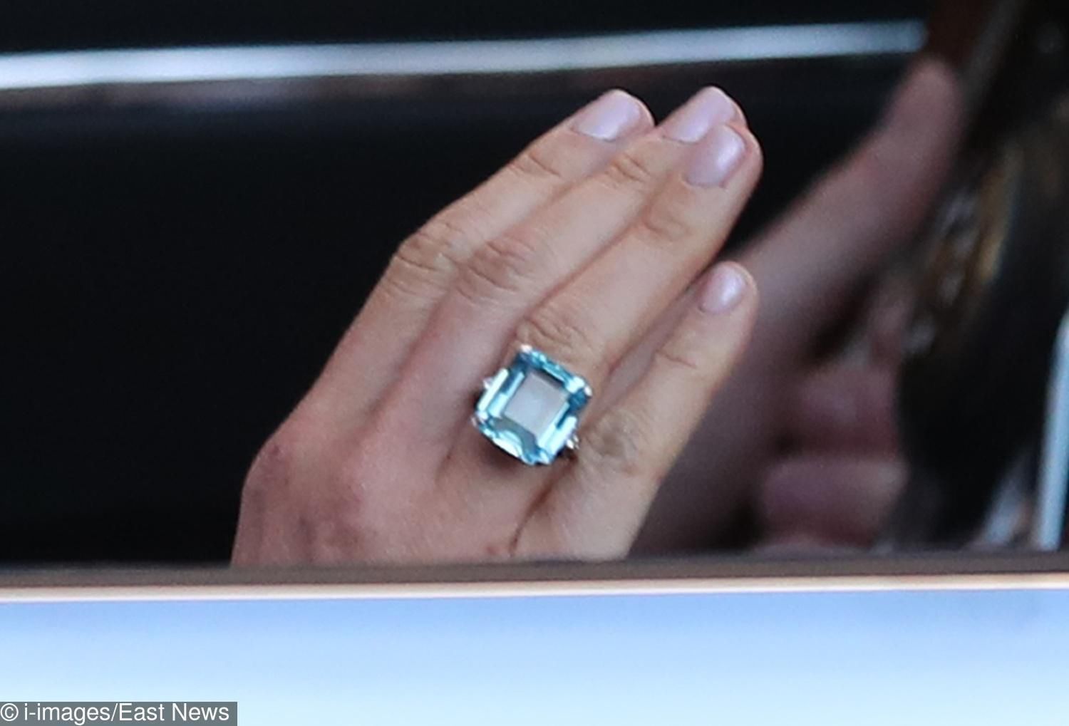 Meghan Markle z pierścionkim po księżnej Dianie