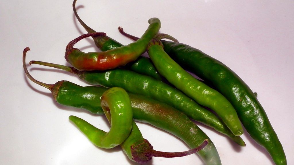 Surowe zielone papryczki chili