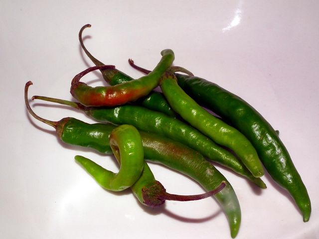 Surowe zielone papryczki chili