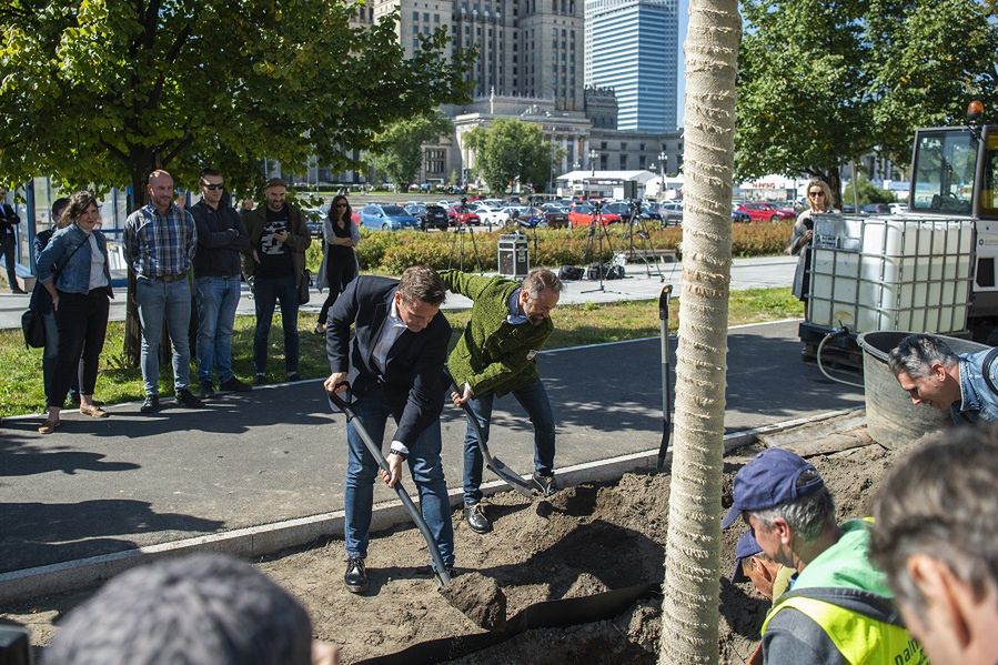 Warszawa. Pierwsze drzewa posadzili prezydent Warszawy Rafał Trzaskowski i wiceprezydent Michał Olszewski 