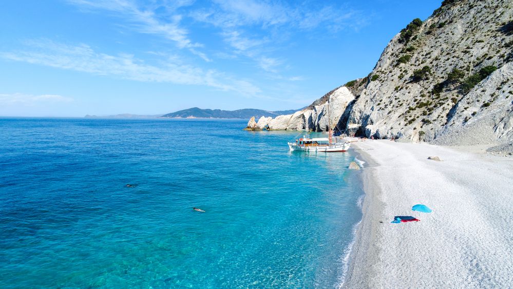 Plaża z filmu "Mamma Mia!" okradana przez turystów. Mieszkańcy powiedzieli "basta"