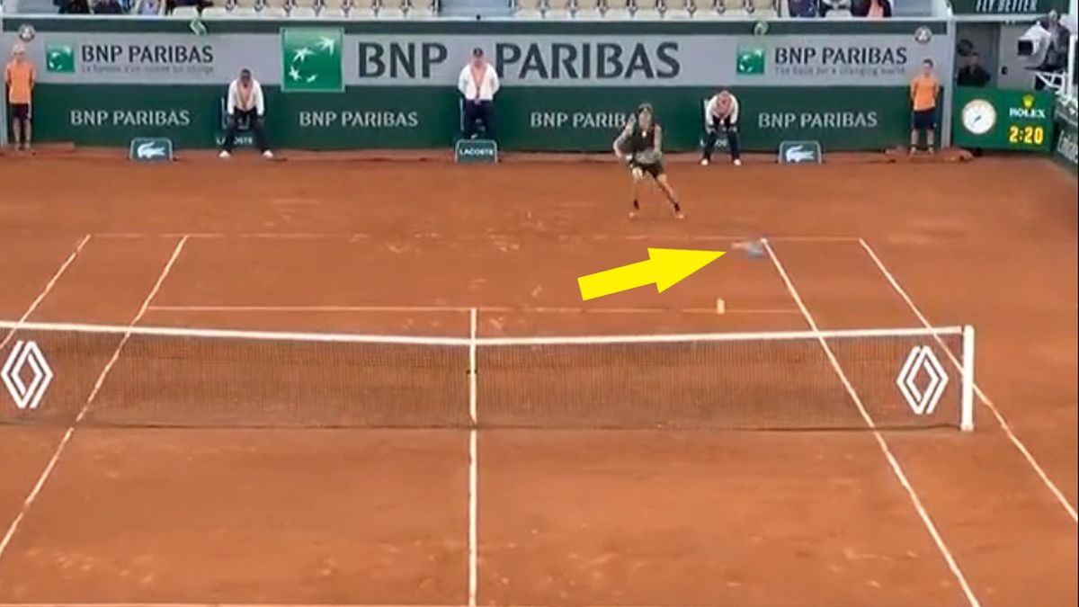 Zdjęcie okładkowe artykułu: Twitter / Roland Garros / Na zdjęciu: gołąb na korcie podczas meczu Zverev - Nakashima