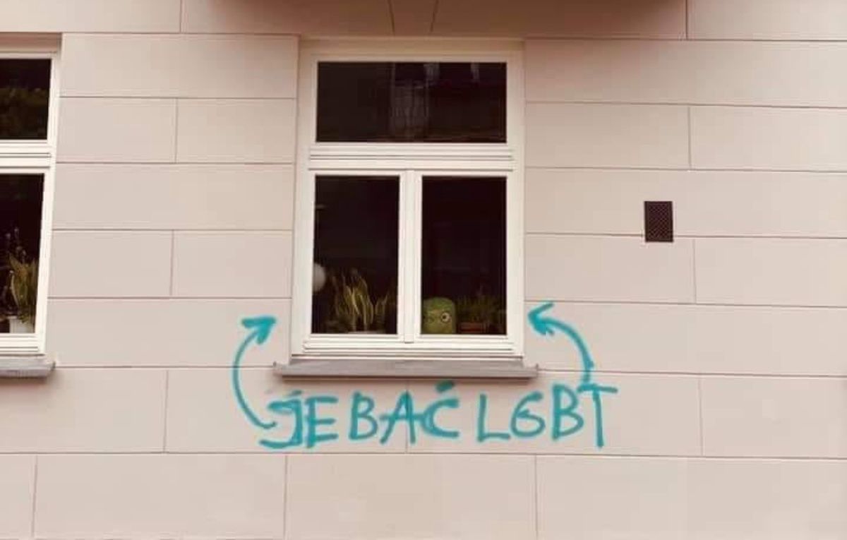 Homofobiczny napis na kamienicy