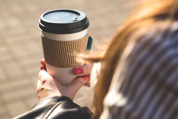 Kawa na wynos stała się hitem. Polacy zamawiają dwa razy więcej kawy w dostawie niż przed rokiem