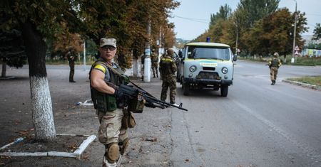 Wojna na Ukrainie. Znaleziono ciała ofiar ataku na uciekinierów ze wschodu kraju