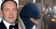 Zamaskowany Kevin Spacey skrada się do samochodu. Wstydzi się pokazywać twarz? (FOTO)