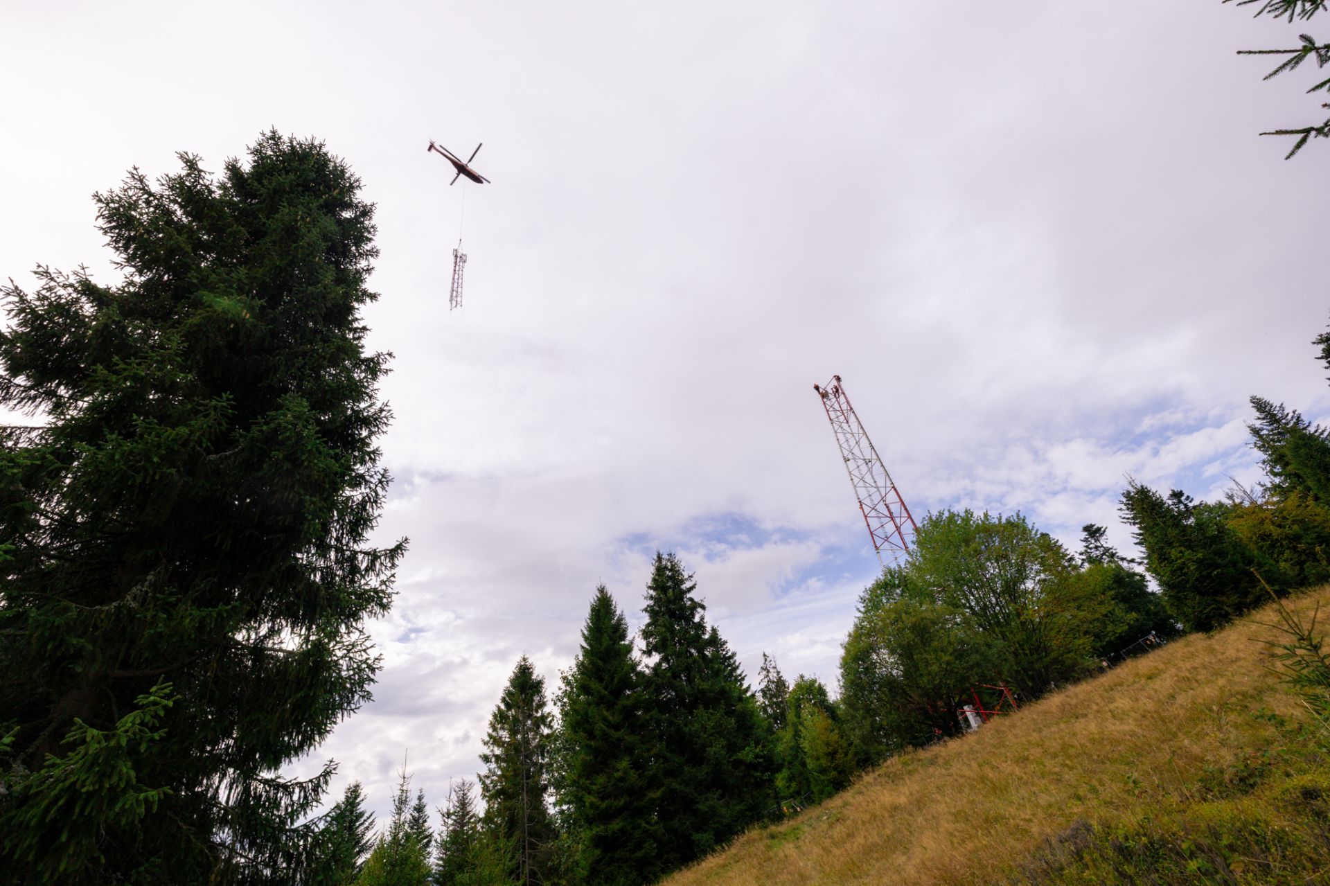 Helikopter nad Beskidami i 62-metrowy maszt Play. Misja specjalna: zapewnić zasięg w trudno dostępnych miejscach