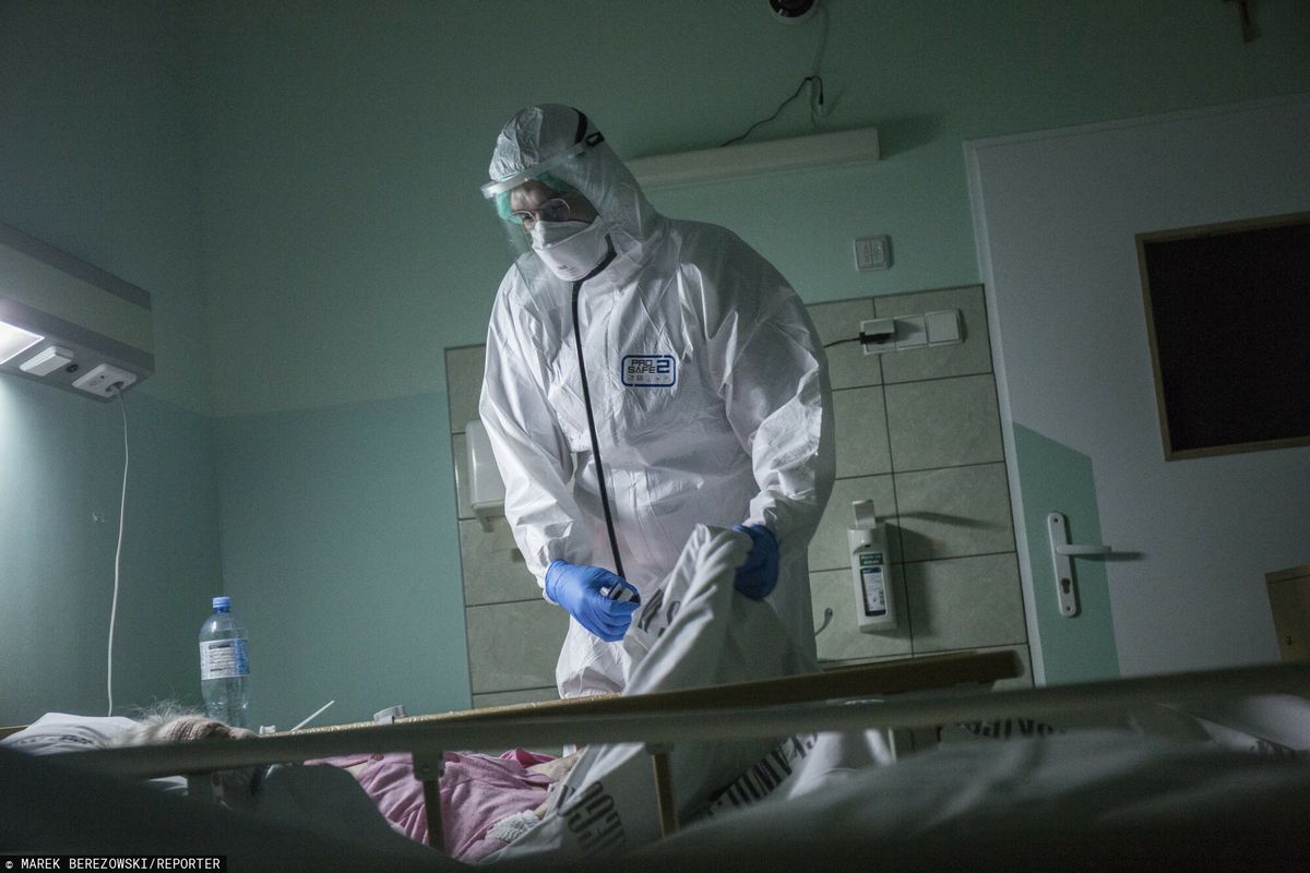 Pandemia mocno uderzyła w młodych lekarzy 