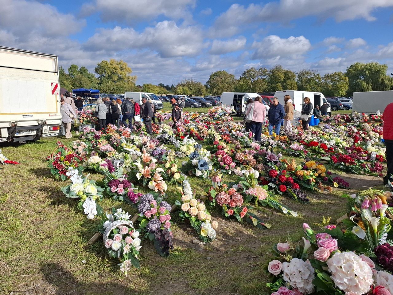 Wierzbica: Ogromny wybór wiązanek i zniczy na targu. Zobaczcie co i za ile można było kupić