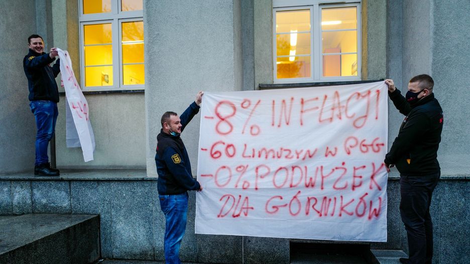 Zwi?zkowcy w siedzibie Polskiej Grupy G�rniczejPHOTO KASIA ZAREMBA  / SUPER EXPRESS KATOWICE ZWIAZKOWCY Z SIERPNIA 80 RAZEM Z GORNIKAMI WESZLI DO POLSKIEJ GRUPY GORNICZEJ 20/12/2021 WSZYSTKIE ZDJECIA NA HTTP://AGENCJA.SE.COM.PLKASIA ZAREMBA