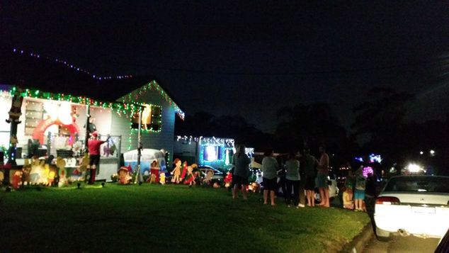 Przyzdabianie domów i objeżdżanie miasta, by podziwiać świąteczny wystrój to tradycja australijska. Fot. Archiwum prywatne Dominika Janusza