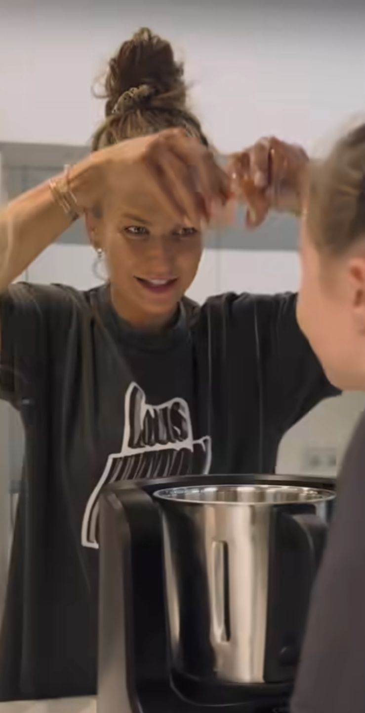 Anna Lewandowska piecze pierniczki