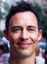 Tom Cavanagh popilnuje misia Yogi