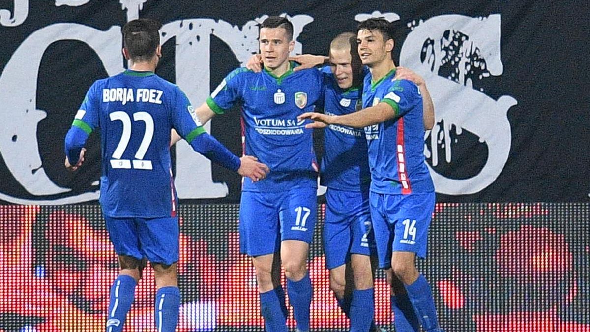 Newspix / Sebastian Borowski  / Na zdjęciu: piłkarze Miedzi Legnica