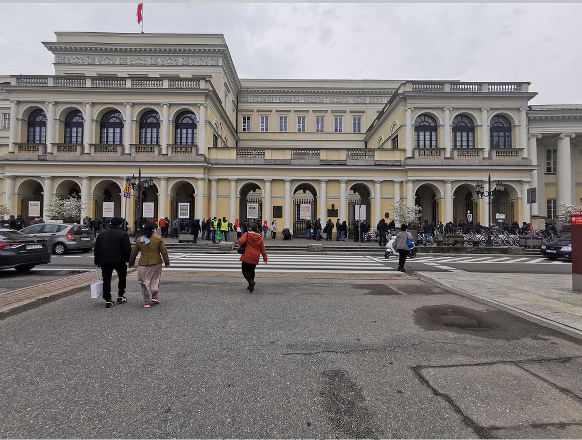 Koronawirus. Kolejny dzień szczepień. W Warszawie gigantyczna kolejka